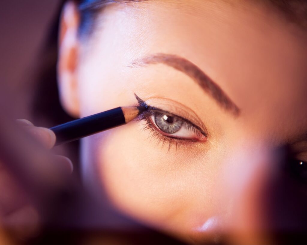 Lining the upper lid with a black pencil towards the winged flick