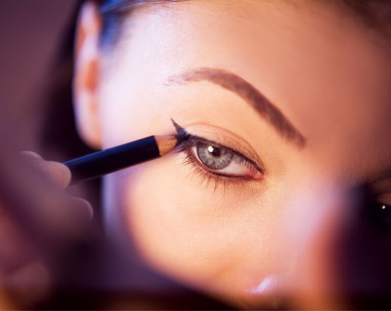 Lining the upper lid with a black pencil towards the winged flick